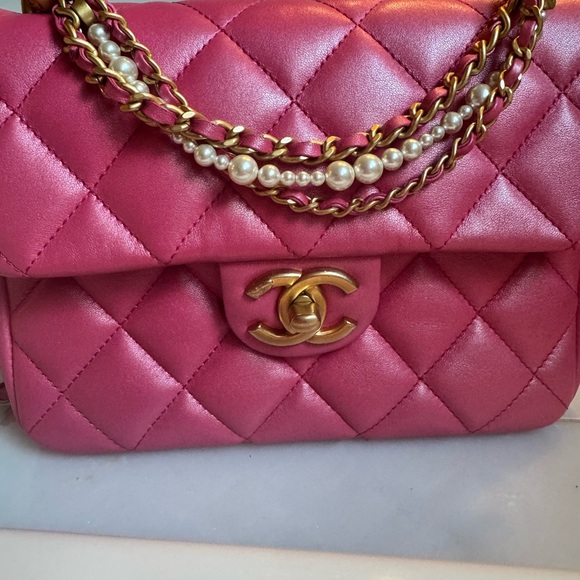 CHANEL Metallic Quilted Shoulder Bag with pearl handle detail - Picture 2 of 7